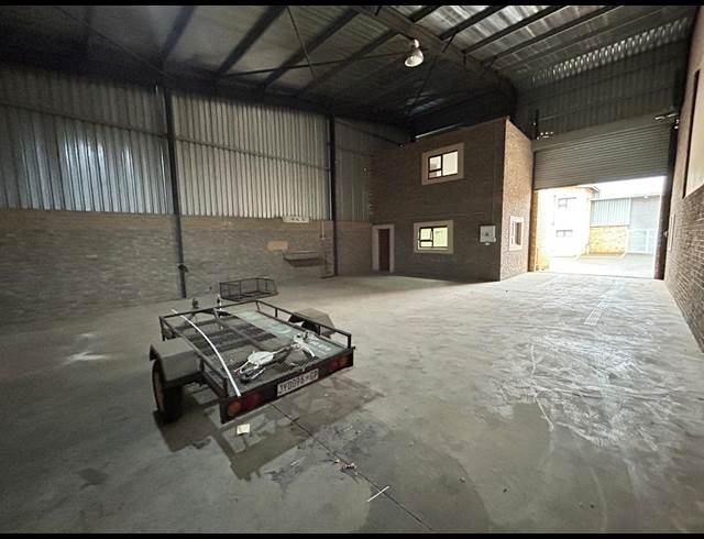 290M² WAREHOUSE TO LET IN APEX