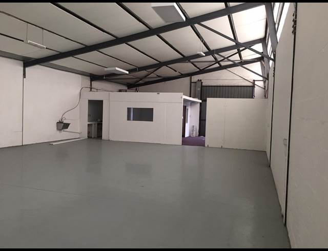 200M² BUILDING TO LET IN RETREAT