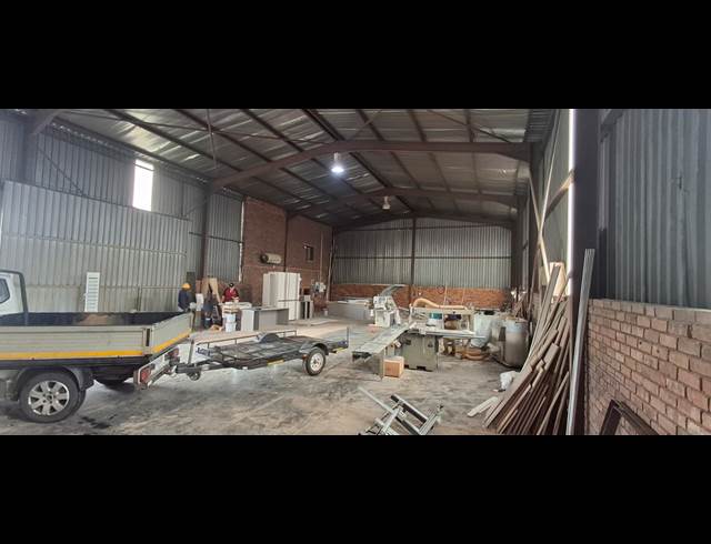 430M² WAREHOUSE TO LET IN APEX