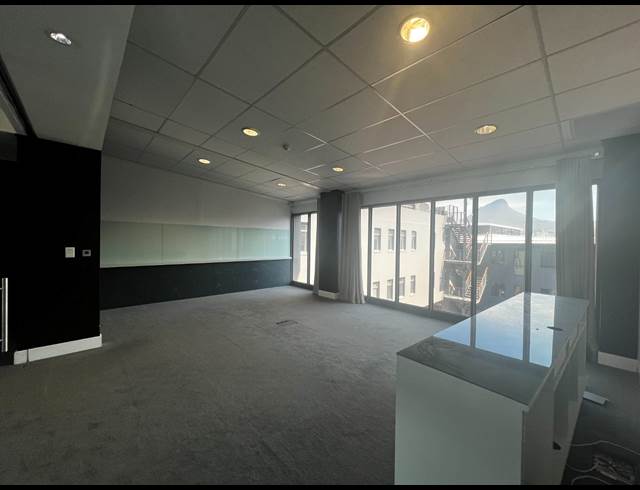403M² OFFICE TO LET IN WOODSTOCK