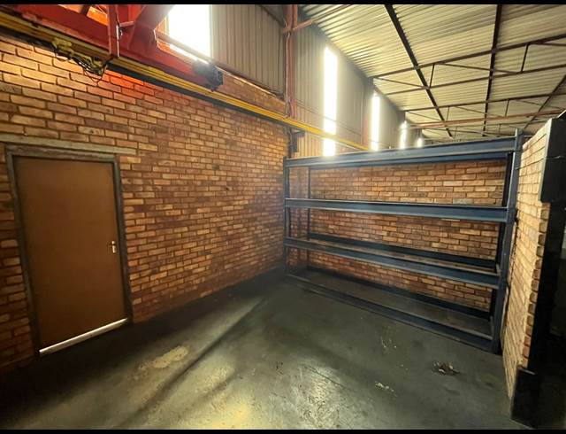 600M² WAREHOUSE TO LET IN VULCANIA