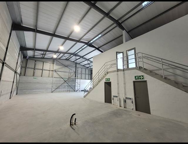 451M² WAREHOUSE TO LET IN STIKLAND INDUSTRIAL