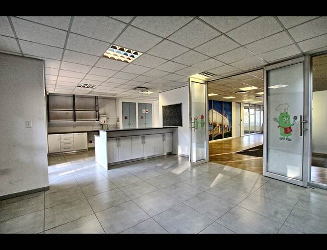 712.90M² OFFICE TO LET IN BRYANSTON