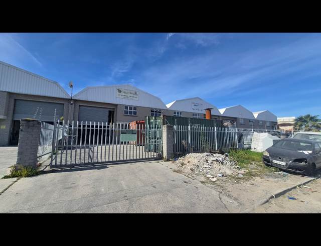 320M² WAREHOUSE TO LET IN RACING PARK