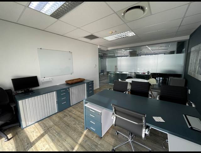 277M² OFFICE TO LET IN WATERFRONT