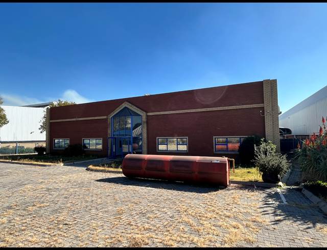 1,182M² WAREHOUSE TO LET IN FOUNDERS HILL