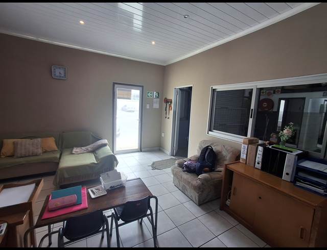 275M² WAREHOUSE TO LET IN WOODBROOK