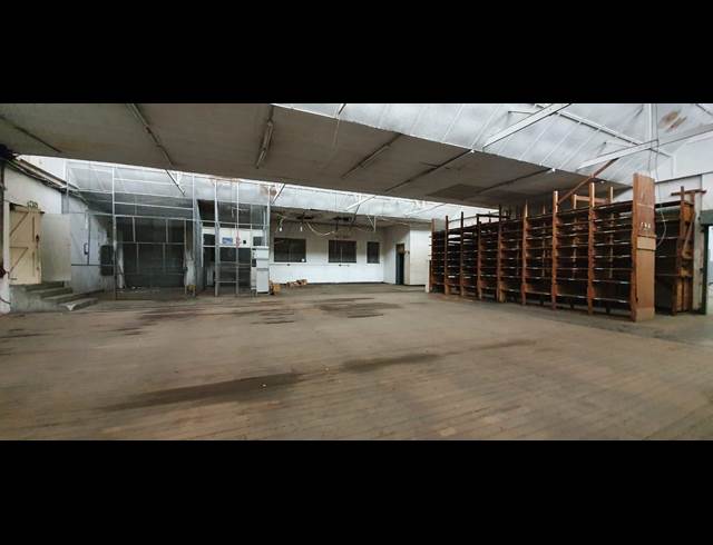 2,300M² WAREHOUSE TO LET IN CITY & SUBURBAN