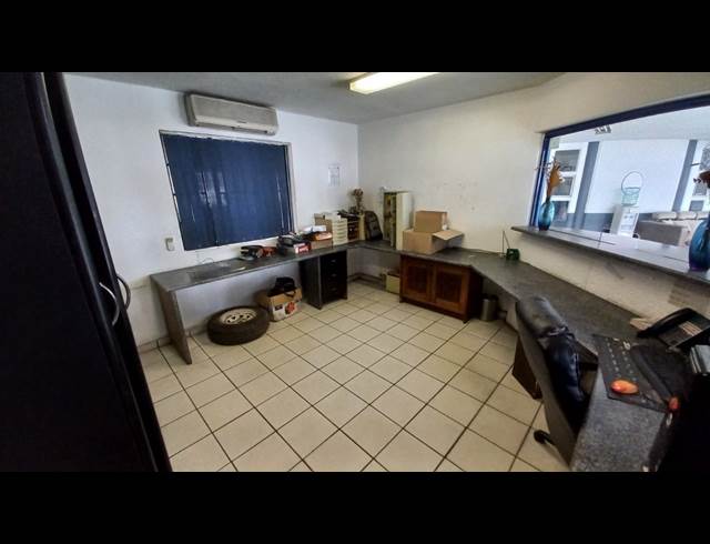 2,300M² SHOWROOM TO LET IN ANDERBOLT