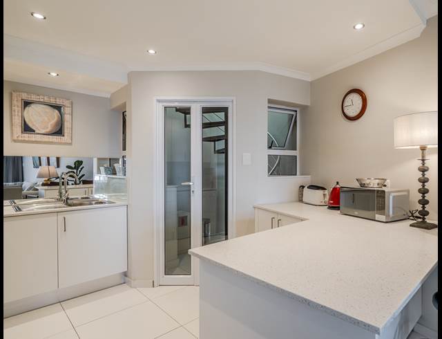 2 BEDROOM APARTMENT TO LET IN BANTRY BAY