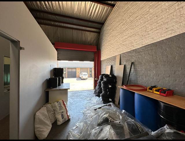 193M² WAREHOUSE TO LET IN CROWN