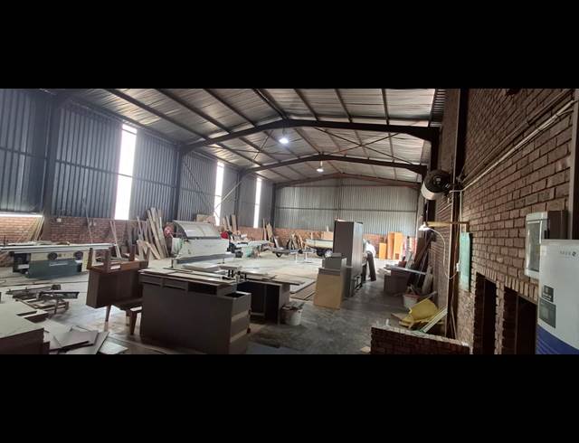 430M² WAREHOUSE TO LET IN APEX