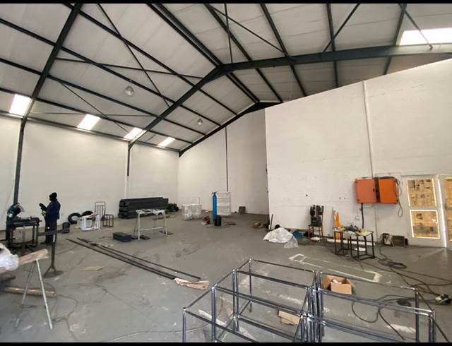 300M² WAREHOUSE TO LET IN KILLARNEY INDUSTRIA