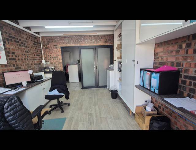 128M² OFFICE TO LET IN WESTLAKE
