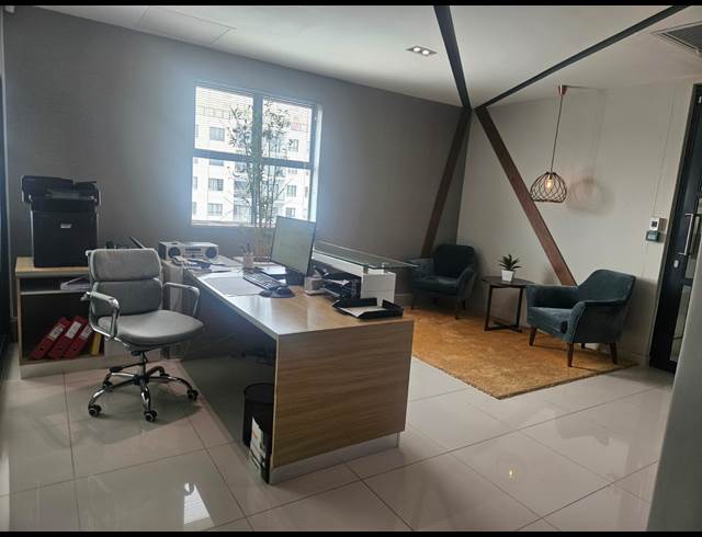 117M² OFFICE TO LET IN NEW TOWN CENTRE