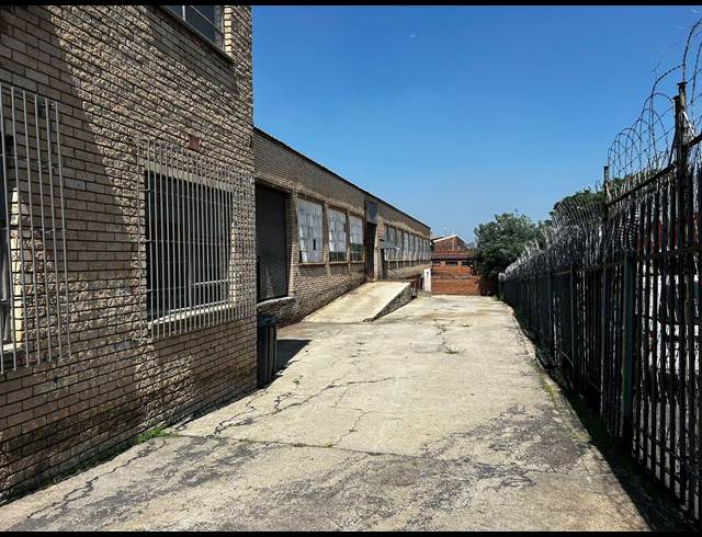 3,700M² WAREHOUSE TO LET IN WYNBERG