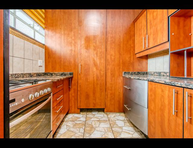 2 BEDROOM APARTMENT TO LET IN ROSEBANK