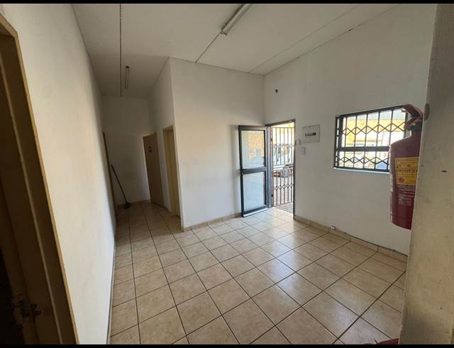 218M² WAREHOUSE TO LET IN CROWN
