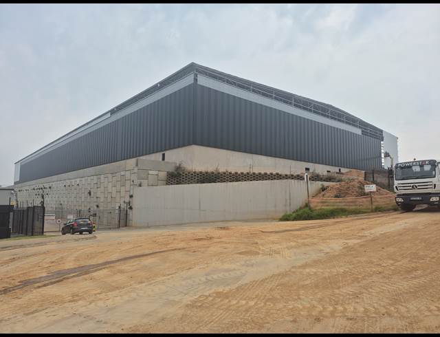 9,677M² WAREHOUSE TO LET IN LONGLAKE