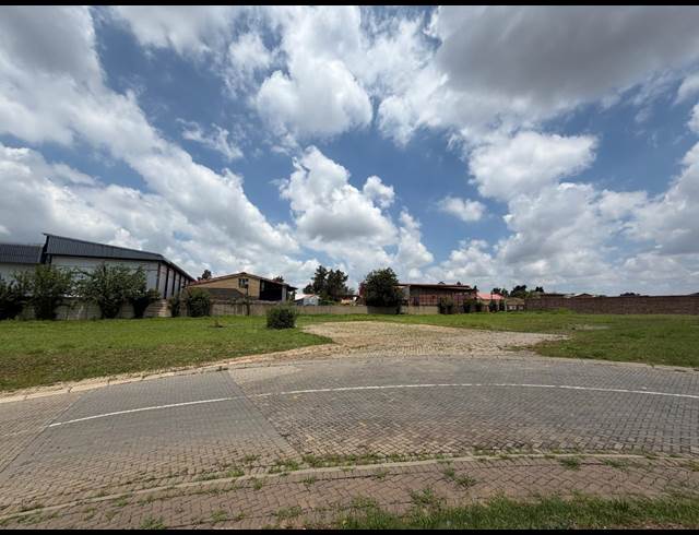 3,000M² INDUSTRIAL YARD TO LET IN CLAYVILLE