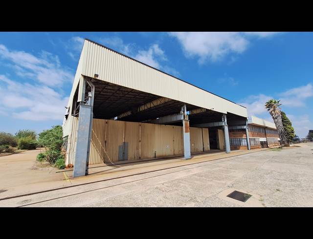 3,890M² FACTORY TO LET IN FACTORIA