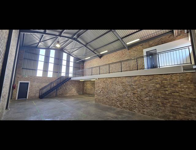195M² WAREHOUSE TO LET IN LASER PARK
