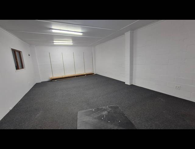2,330M² WAREHOUSE TO LET IN RETREAT