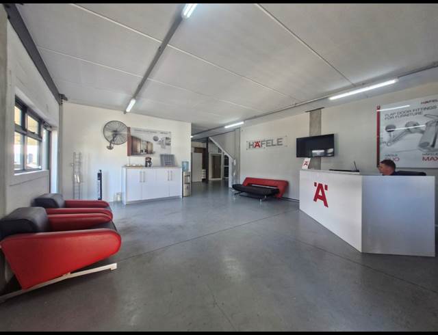 495M² WAREHOUSE TO LET IN STIKLAND INDUSTRIAL