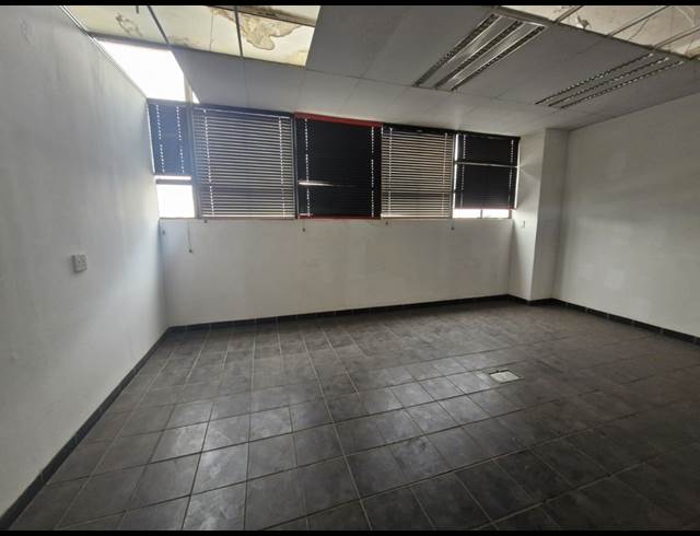 1,140M² WAREHOUSE TO LET IN WYNBERG