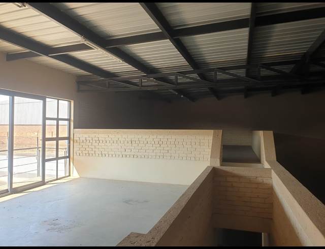 334M² WAREHOUSE TO LET IN POMONA