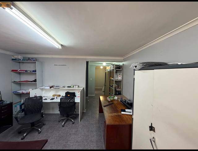 401M² WAREHOUSE TO LET IN STIKLAND INDUSTRIAL