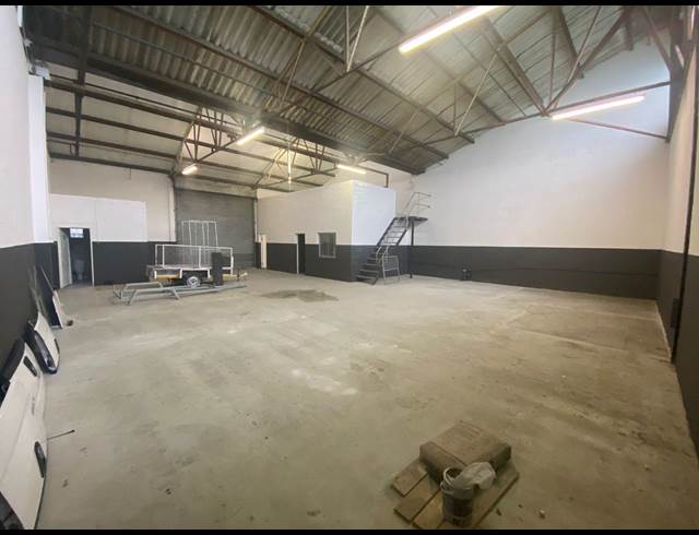 253M² WAREHOUSE RENTED IN EPPING INDUSTRIAL