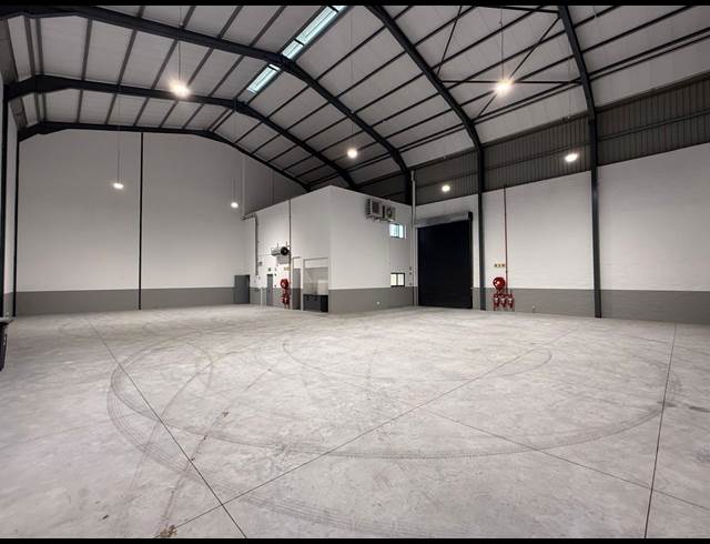870M² WAREHOUSE TO LET IN STIKLAND INDUSTRIAL