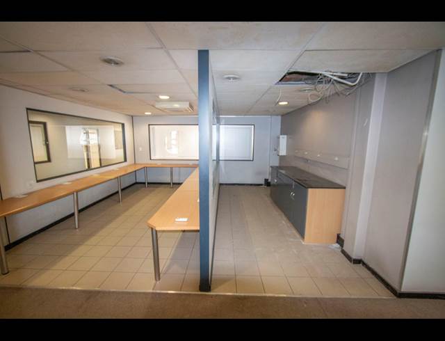 2,359M² WAREHOUSE TO LET IN HALFWAY HOUSE