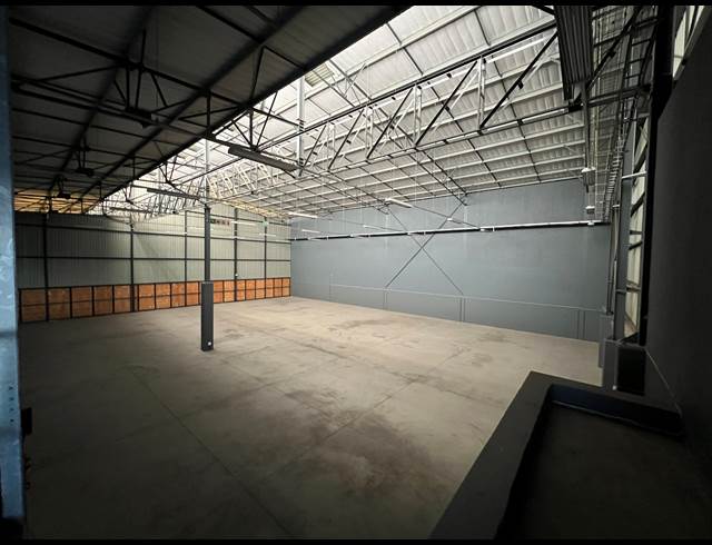 1,100M² WAREHOUSE TO LET IN LOUWLARDIA