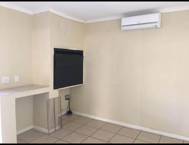 3 BEDROOM PROPERTY TO RENT IN UITZICHT