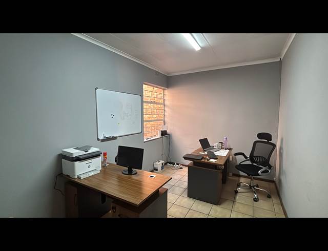 608M² WAREHOUSE TO LET IN JET PARK