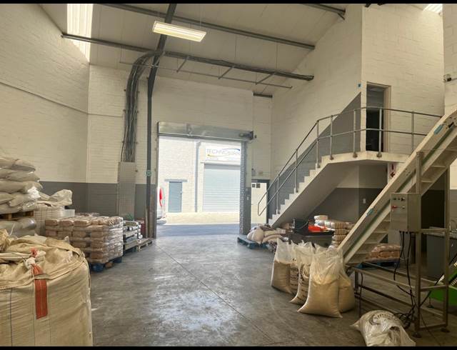 247M² WAREHOUSE TO LET IN PAARL CENTRAL