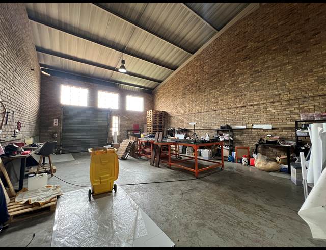 177M² WAREHOUSE TO LET IN HENNOPSPARK INDUSTRIAL