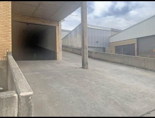 1,600M² WAREHOUSE TO LET IN BENROSE