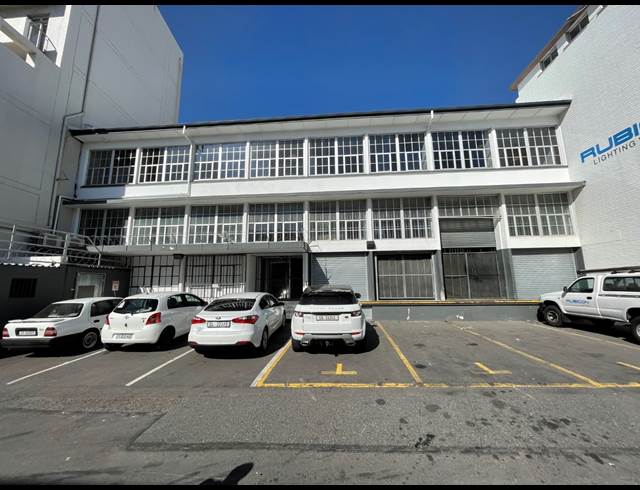 1,600M² WAREHOUSE TO LET IN GARDENS