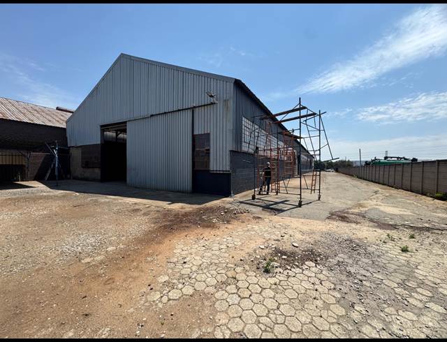 1,535M² WAREHOUSE TO LET IN CHAMDOR