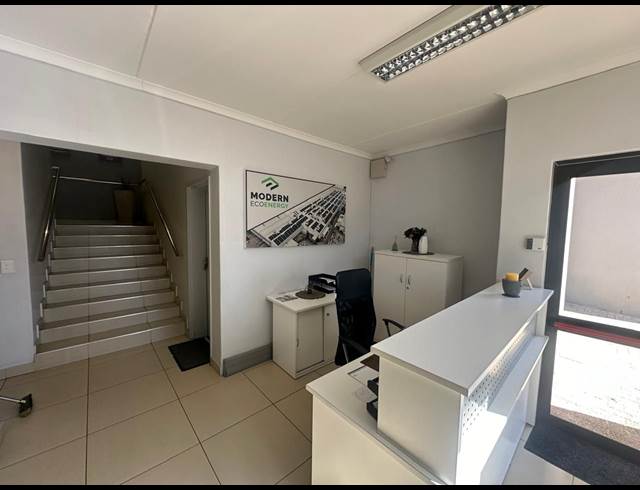 449M² WAREHOUSE TO LET IN STIKLAND INDUSTRIAL