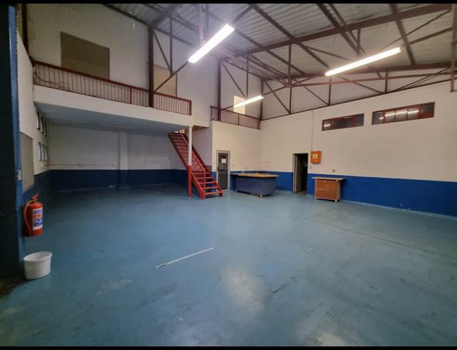 172M² WAREHOUSE TO LET IN STEELEDALE