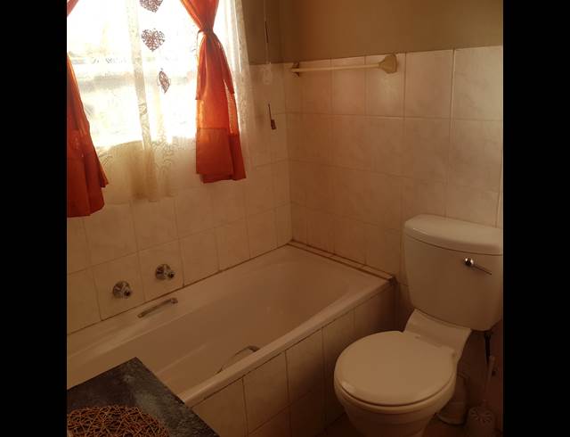 2 bed property to rent in LANGENHOVEN PARK