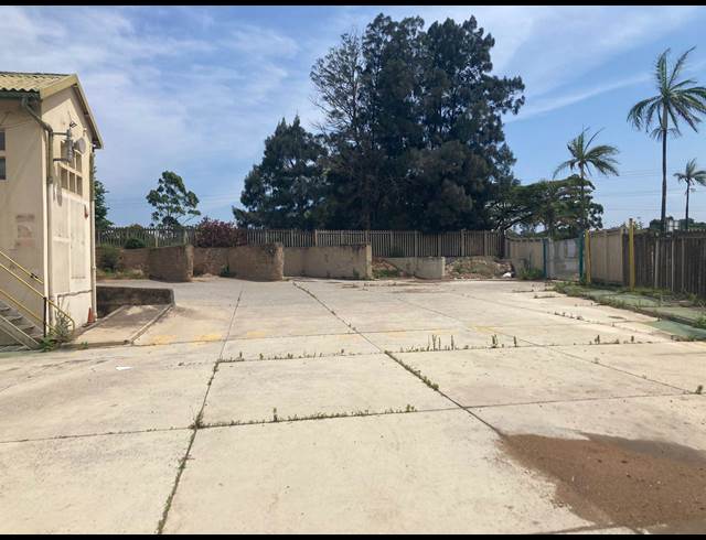 3,350M² INDUSTRIAL YARD TO LET IN SHAKAS ROCK