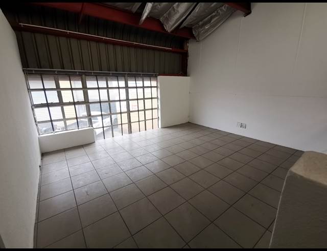 131M² WAREHOUSE TO LET IN JET PARK