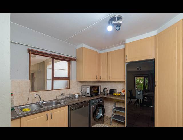 3 BEDROOM SECTIONAL TITLE RENTED IN PINESLOPES