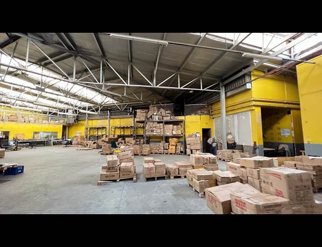 800M² WAREHOUSE TO LET IN NEW CENTRE