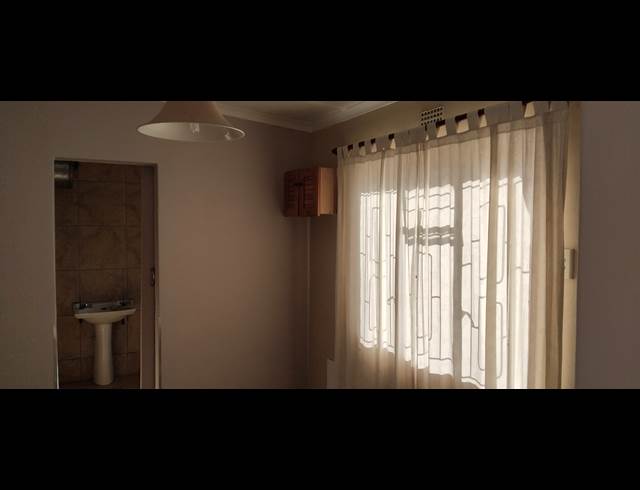 1 BEDROOM FREEHOLD TO LET IN FAIRWAYS